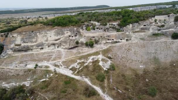 Um edifício antigo na cidade caverna de Chufut-Kale. — Vídeo de Stock