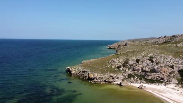 Kırım 'daki Azov sahili üzerindeki güzel kayalık plajların hava manzarası. — Stok video
