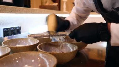 Şef otelde benzer bir sürü yemek hazırlıyor, yakın plan.