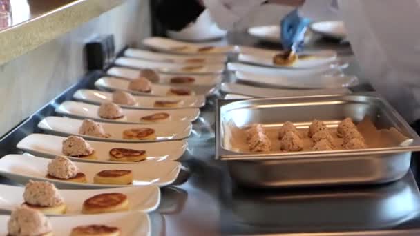 Szef kuchni przygotowuje wiele podobnych potraw w hotelu, zbliżenie — Wideo stockowe