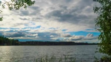 Gölün üzerindeki bulutlar.