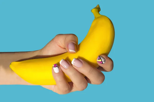 Kadınların elinde sarı muz