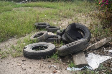 Çevre kirliliğine yol açan terk edilmiş eski lastikler yığını.