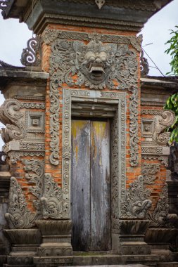 Geleneksel Bali Tapınağı Kapı Girişi Süslü Taş oymacılığıyla