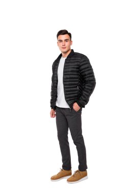 Beyaz arka planda duran genç adam