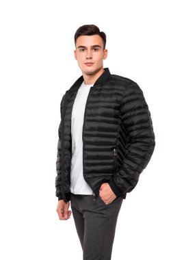 Beyaz arka planda duran genç adam