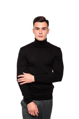 Beyaz arka planda duran genç adam