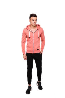 Beyaz arka planda duran genç adam