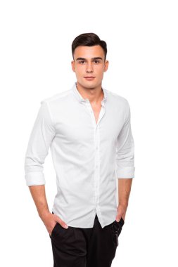 Beyaz arka planda duran genç adam