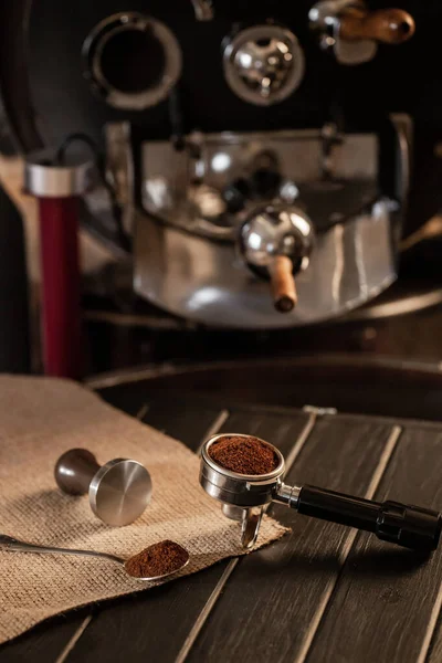 Café Tostado Granos Café Una Máquina Tostado Disparo Recortado Primer — Foto de Stock