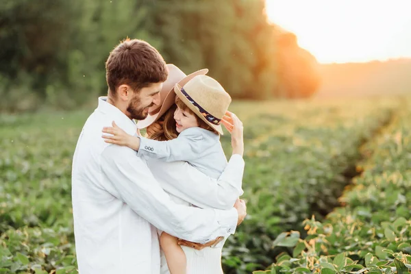 Lycklig Familj Mor Far Och Barn Dotter Naturen Vid Solnedgången — Stockfoto