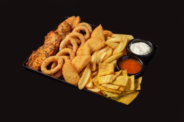 Restoran için siyah arka planda bir sürü farklı yemek var. 