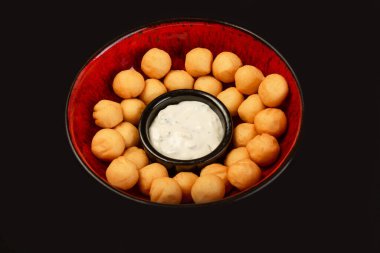 Restoran için siyah arka planda bir sürü farklı yemek var. 