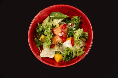 Restoran için siyah arka planda bir sürü farklı yemek var. 