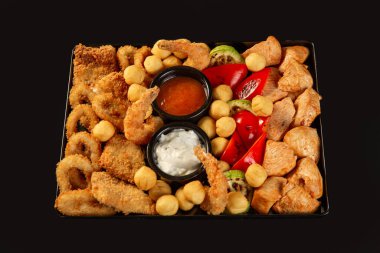 Restoran için siyah arka planda bir sürü farklı yemek var. 