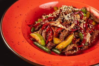 Restoran için siyah arka planda bir sürü farklı yemek var. 