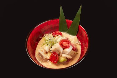 Restoran için siyah arka planda bir sürü farklı yemek var. 