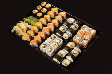 Restoran için siyah arka planda bir sürü farklı yemek var. 