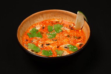 Restoran için siyah arka planda bir sürü farklı yemek var. 