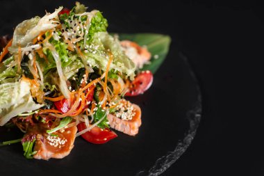 Restoran için siyah arka planda bir sürü farklı yemek var. 