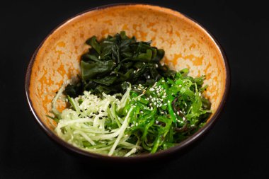 Restoran için siyah arka planda bir sürü farklı yemek var. 