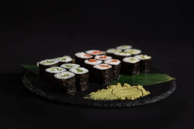 Restoran için siyah arka planda bir sürü farklı yemek var. 