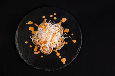 Restoran için siyah arka planda bir sürü farklı yemek var. 