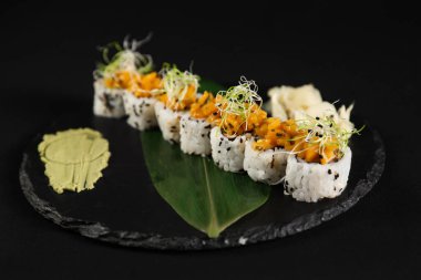 Restoran için siyah arka planda bir sürü farklı yemek var. 