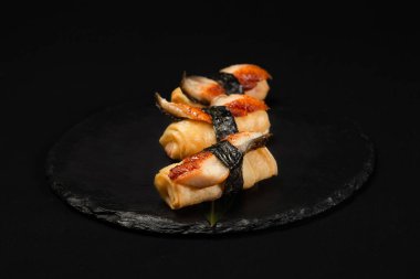 Restoran için siyah arka planda bir sürü farklı yemek var. 