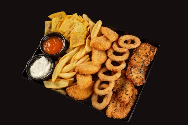 Restoran için siyah arka planda bir sürü farklı yemek var. 