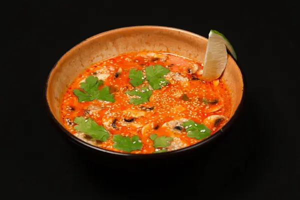 Restoran için siyah arka planda bir sürü farklı yemek var. 