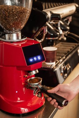 Profesyonel kahve makinesinde kahve yapan kafe çalışanı yakın plan, lezzetli ürün için arka plan olabilir 