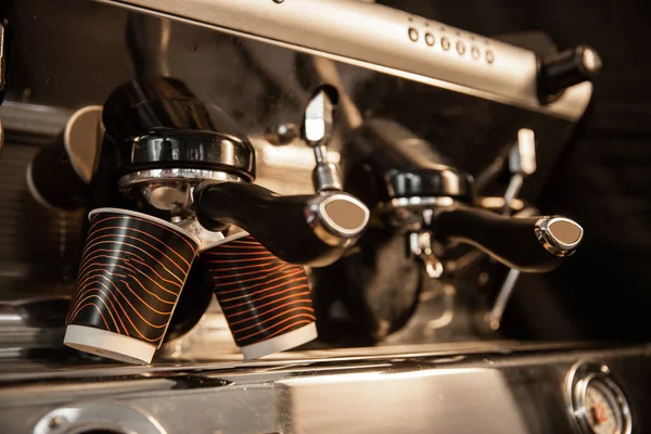 Café Arbetare Gör Kaffe Professionell Kaffebryggare Närbild Kan Vara Bakgrund — Stockfoto