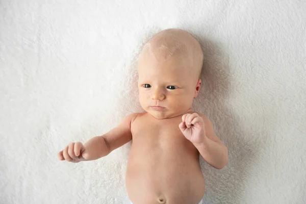 Bebê Recém Nascido Menino Com Cabelo Loiro Loiro — Fotografia de Stock