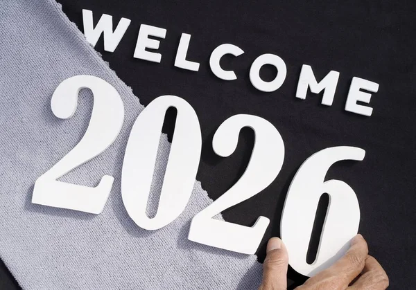Altıncı alfabeyi tutan bir el. Mutlu yıllar 2026 konsepti.