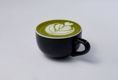 Beyaz arka planda izole edilmiş bir fincan sıcak kibrit sütlü kahve.