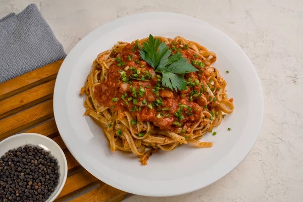 Domates soslu makarna, et, peynir, baharat, soğan ve marul karışımı.