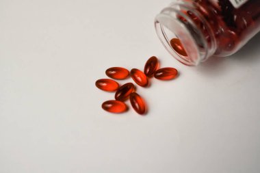 Kırmızı hap kapsülleri, ağrı kesici ilaçlar, sakinleştirici haplar, ilaç jeli kapsülleri. Sağlık ve Tıp Konsepti.