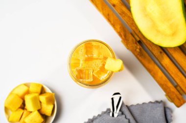 Bir bardak mango suyu ya da smoothie. Diyet için ideal. Vitamin zengini içecek konseptleri