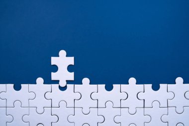 Bireysel beyaz yapboz parçası alttaki son boşluğa yerleştiriliyor. Boşluğu Kopyala