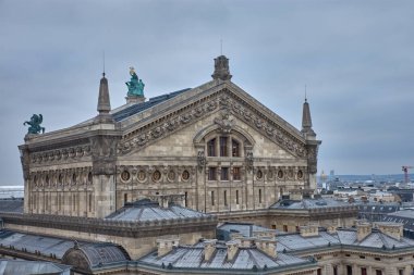 Galeriler Lafayette 'in terasından Palais Garnier' in arkasını görebilirsiniz. Güzel Sanatlar mimarisini yaldızlı heykeller, sütunlar ve sütunlarla renklendirebilirsiniz.. 