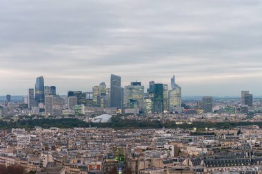Eyfel Kulesi 'nin tepesinden Paris' in panoramik manzarası Alacakaranlık 'a kadar uzanır. Aydınlanmış sokaklar ve sıcak ışıkla yıkanmış klasik binalar. Derin mavi gökyüzü, şehrin zarafetini arttıran sakin bir atmosfer yaratır..