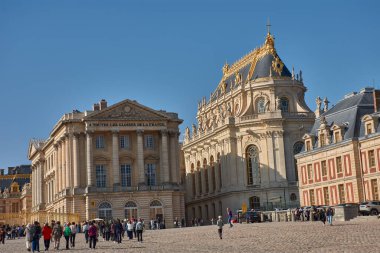 Versailles, Fransa - 12 Ekim 2025, Versailles Sarayı Kraliyet Şapeli Corinthian sütunları, yaldızlı heykeller ve süslemelerle süslenmiş muazzam bir Barok tarzı cephe sunar. Mavi gökyüzü L ile kontrastı arttırır.