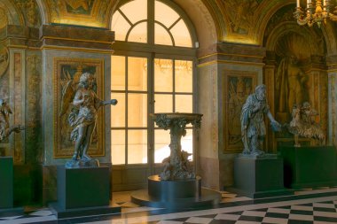 Versailles, Fransa - 12 Ekim 2025, Versailles Sarayı 'nın iç kısımlarına dekoratif pervazlar ve doğal ışık ile çerçevelenmiş heykeller dağıtıldı.. 