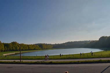 Versailles, Fransa - 12 Ekim 2025, Versailles Sarayı 'nın parkında yer alan İsviçre göleti paralel yollar arasında uzanan oval bir şekildedir.. 
