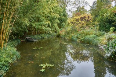 Giverny 'deki Claude Monet Vakfı' nın bahçeleri, çiçek çizgili yollar, kırmızımsı ağaçlar ve süs bitkilerinden oluşan sonbahar paleti ile açılıyor. p