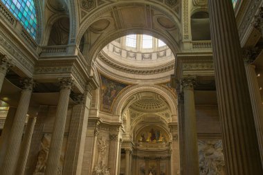 Paris Panteon 'un iç kısımları, Corinthian sütunları, dekore edilmiş mahzenler ve doğal ışığı filtreleyen merkezi bir kubbe tarafından domine edilen neoklasik mimariye sahiptir.. 