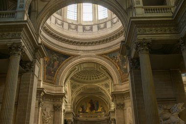 Paris Panteon 'un iç kısımları, Corinthian sütunları, dekore edilmiş mahzenler ve doğal ışığı filtreleyen merkezi bir kubbe tarafından domine edilen neoklasik mimariye sahiptir.. 