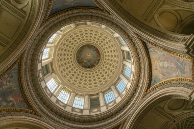 Paris Panteon 'un iç kısımları, Corinthian sütunları, dekore edilmiş mahzenler ve doğal ışığı filtreleyen merkezi bir kubbe tarafından domine edilen neoklasik mimariye sahiptir.. 