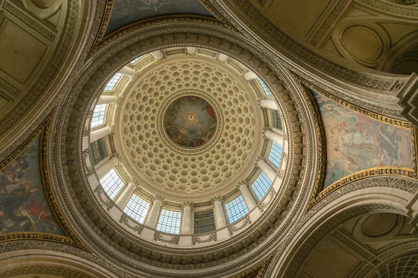 Paris Panteon 'un iç kısımları, Corinthian sütunları, dekore edilmiş mahzenler ve doğal ışığı filtreleyen merkezi bir kubbe tarafından domine edilen neoklasik mimariye sahiptir.. 